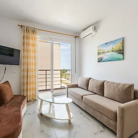 Beachside Comfort In Orikum *