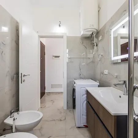 Beachside Comfort In Orikum Apartment *