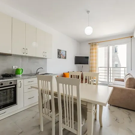 Beachside Comfort In Orikum *