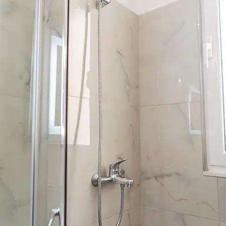 Beachside Comfort In Orikum Apartment