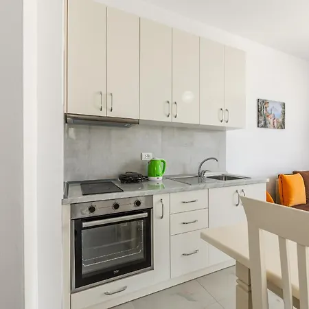 Beachside Comfort In Orikum Apartment *