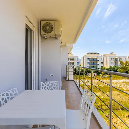 Beachside Comfort In Orikum Apartment *