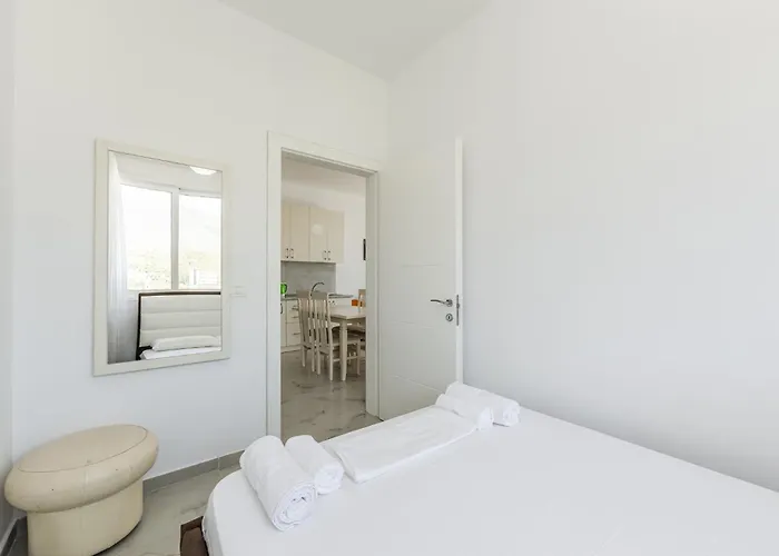 Beachside Comfort In Orikum By Pikhost