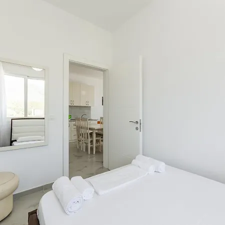 Beachside Comfort In Orikum By Pikhost